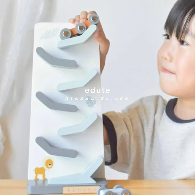 ジグザグスライダーで遊ぶ子どもたち